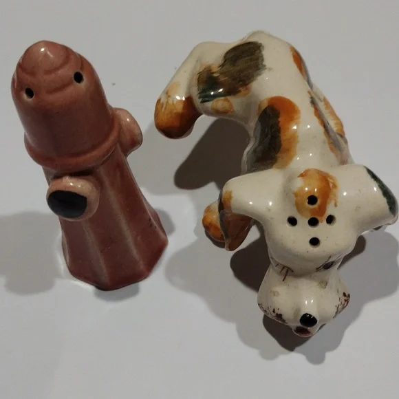 Vintage 1960, dog lifting leg on fire hydrant salt and pepper shaker made Japan - Picture 1 of 11